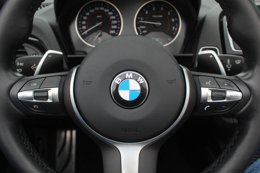 BMW 2 Serie Cabrio M240i xDrive High Exe. M Sport / Camera / Leder / Harman Kardon / 18'' / Keyless / Navigatie / Stuurverwarming / DAB / Windscherm / Stoelverwarming / Cruise Control