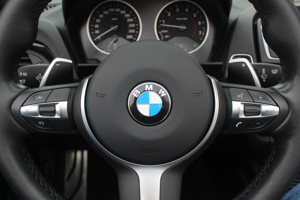 BMW 2 Serie Cabrio M240i xDrive High Exe. M Sport / Camera / Leder / Harman Kardon / 18'' / Keyless / Navigatie / Stuurverwarming / DAB / Windscherm / Stoelverwarming / Cruise Control
