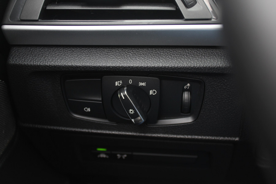 BMW 2 Serie Cabrio M240i xDrive High Exe. M Sport / Camera / Leder / Harman Kardon / 18'' / Keyless / Navigatie / Stuurverwarming / DAB / Windscherm / Stoelverwarming / Cruise Control