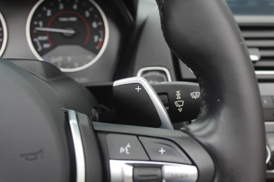 BMW 2 Serie Cabrio M240i xDrive High Exe. M Sport / Camera / Leder / Harman Kardon / 18'' / Keyless / Navigatie / Stuurverwarming / DAB / Windscherm / Stoelverwarming / Cruise Control