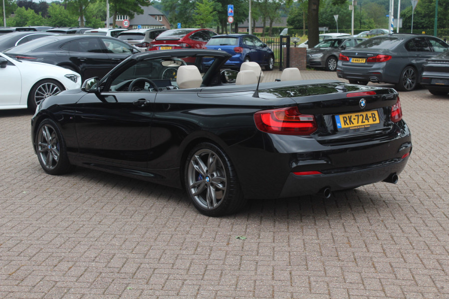 BMW 2 Serie Cabrio M240i xDrive High Exe. M Sport / Camera / Leder / Harman Kardon / 18'' / Keyless / Navigatie / Stuurverwarming / DAB / Windscherm / Stoelverwarming / Cruise Control
