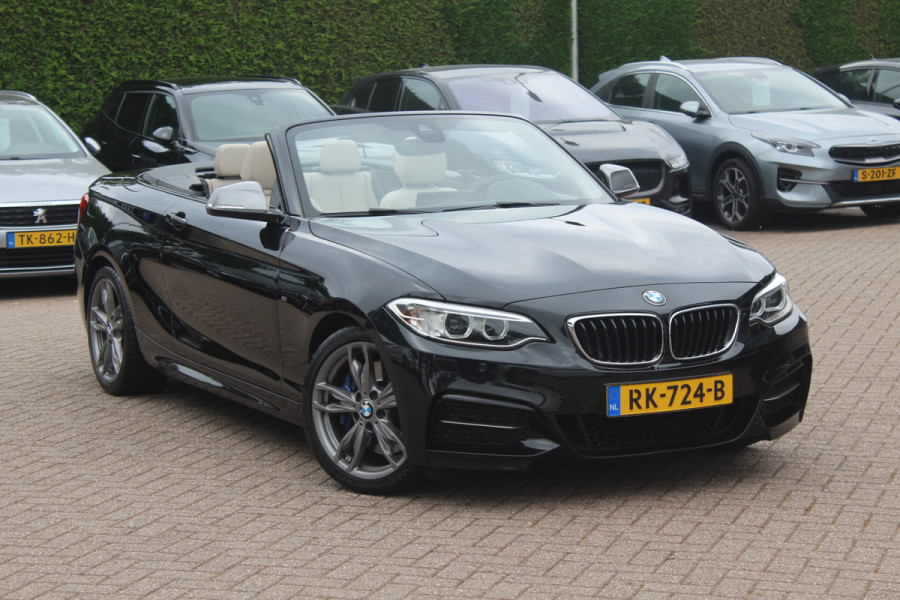 BMW 2 Serie Cabrio M240i xDrive High Exe. M Sport / Camera / Leder / Harman Kardon / 18'' / Keyless / Navigatie / Stuurverwarming / DAB / Windscherm / Stoelverwarming / Cruise Control