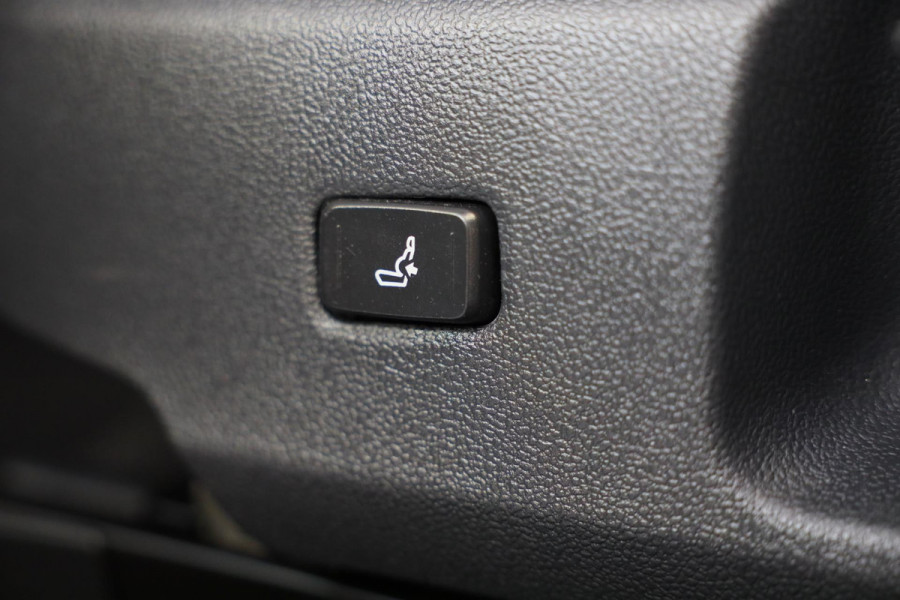 Toyota Corolla 1.8 Hybrid Business Plus / Aut / Camera / Acc / Lane Assist / Dode Hoek / Massage / Stoelverkoeling / Led / 17 Inch