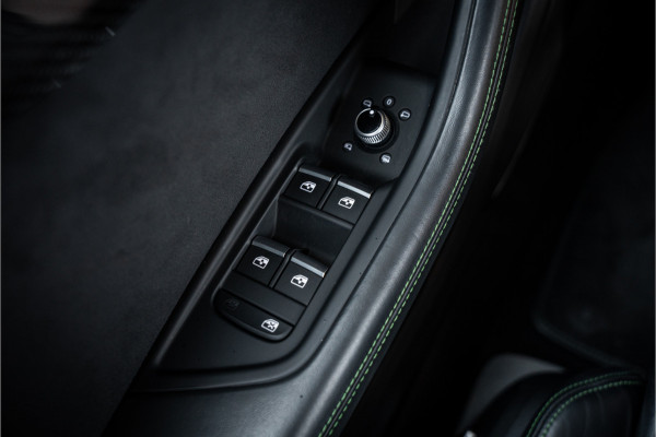 Audi RS4 Avant 2.9 TFSI quattro - Panorama | B&O | Carbon | Elek. Trekhaak | Massage