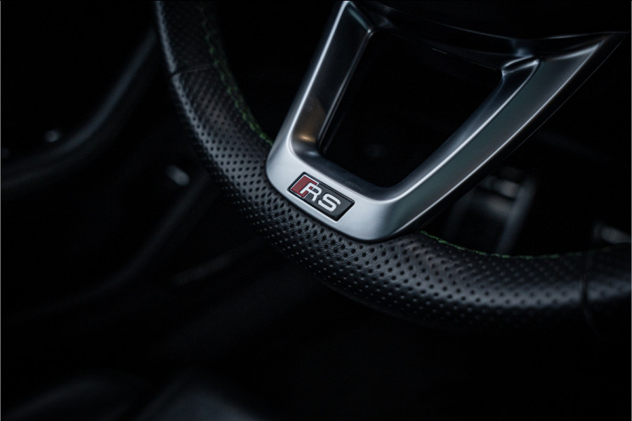 Audi RS4 Avant 2.9 TFSI quattro - Panorama | B&O | Carbon | Elek. Trekhaak | Massage