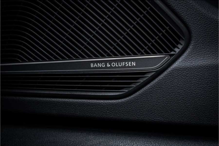Audi RS4 Avant 2.9 TFSI quattro - Panorama | B&O | Carbon | Elek. Trekhaak | Massage