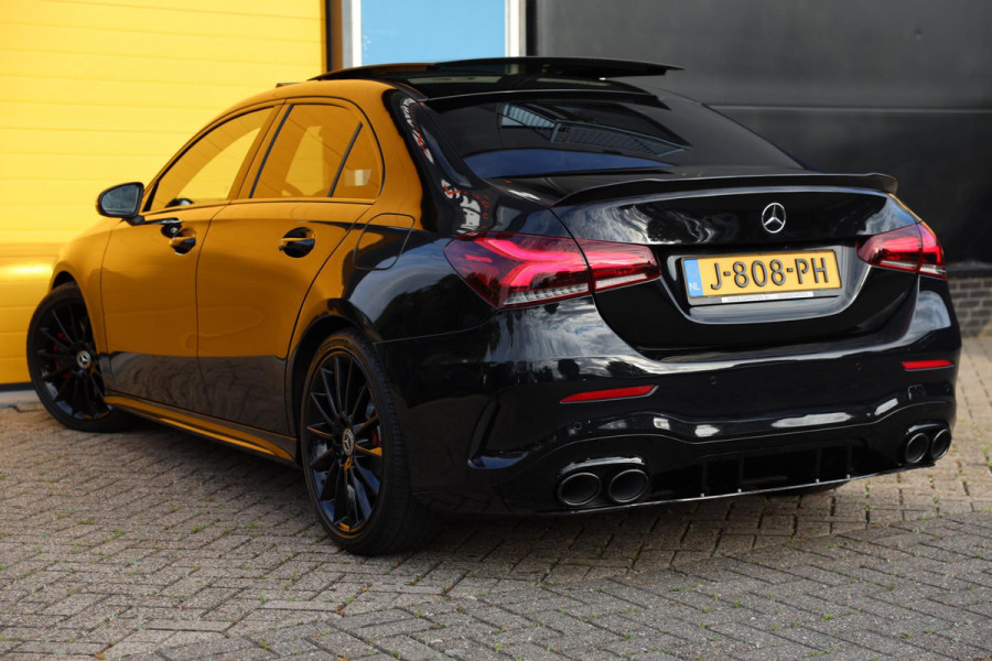 Mercedes-Benz A-Klasse 250 AMG 45 Look / AUT / 224 Pk / Open Panoramadak / Digital Cockpit / Sfeerverlichting / Led / Pdc / 18 Inc