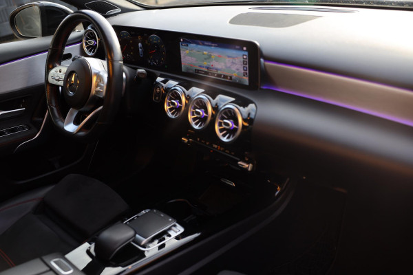 Mercedes-Benz A-Klasse 250 AMG 45 Look / AUT / 224 Pk / Open Panoramadak / Digital Cockpit / Sfeerverlichting / Led / Pdc / 18 Inc
