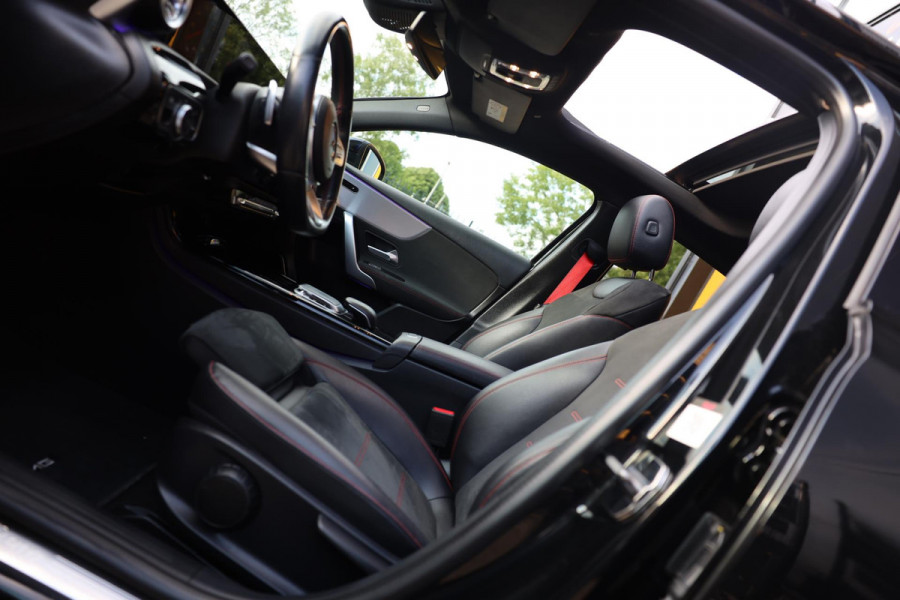 Mercedes-Benz A-Klasse 250 AMG 45 Look / AUT / 224 Pk / Open Panoramadak / Digital Cockpit / Sfeerverlichting / Led / Pdc / 18 Inc