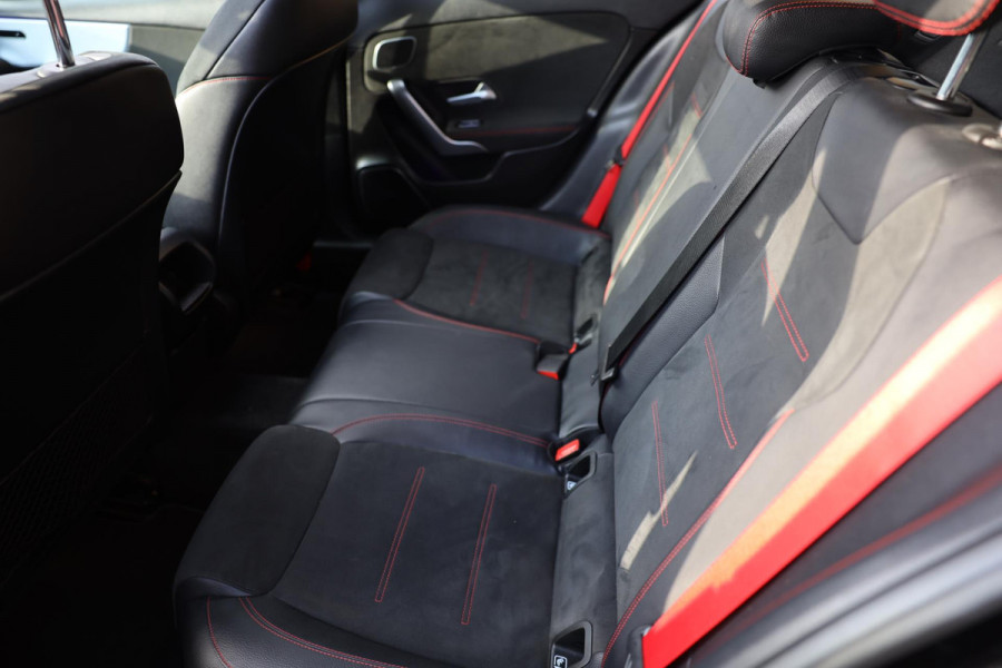 Mercedes-Benz A-Klasse 250 AMG 45 Look / AUT / 224 Pk / Open Panoramadak / Digital Cockpit / Sfeerverlichting / Led / Pdc / 18 Inc