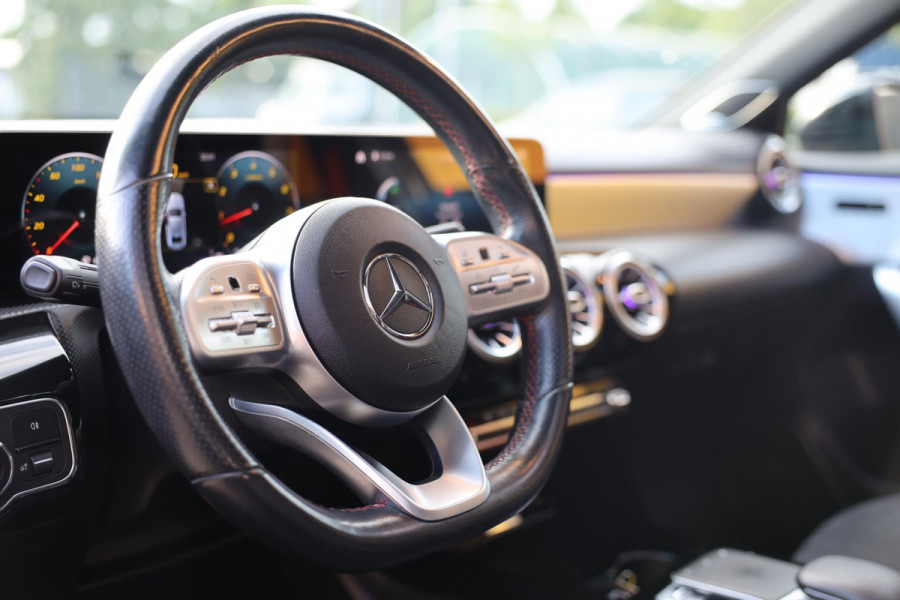 Mercedes-Benz A-Klasse 250 AMG 45 Look / AUT / 224 Pk / Open Panoramadak / Digital Cockpit / Sfeerverlichting / Led / Pdc / 18 Inc