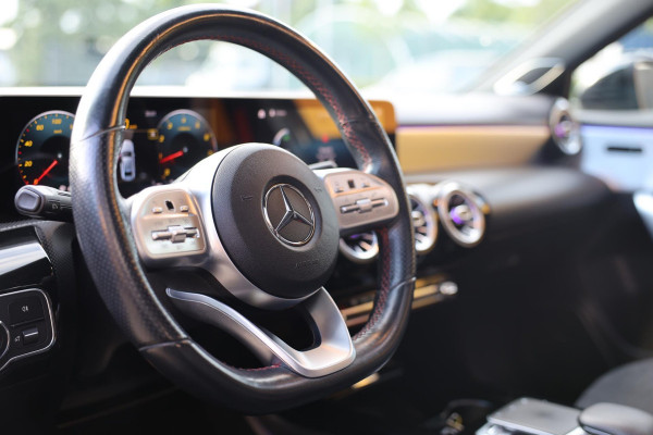 Mercedes-Benz A-Klasse 250 AMG 45 Look / AUT / 224 Pk / Open Panoramadak / Digital Cockpit / Sfeerverlichting / Led / Pdc / 18 Inc