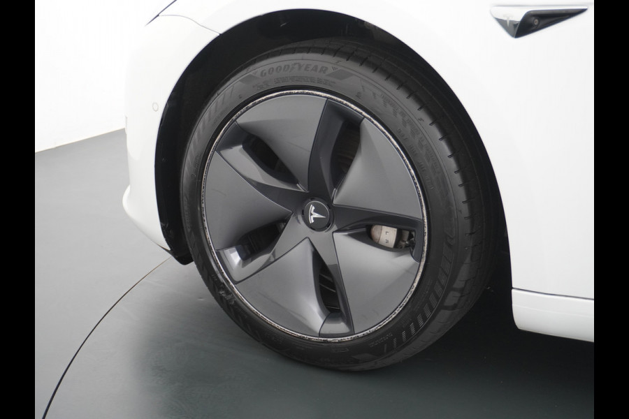 Tesla Model 3 RWD SR+ 60kWh 325PK FSD 3-Computer 18" AutoPilot Leder PanoDak Adaptive-Cruise Lmv Camera's Elektr.-Stuur+Stoelen+Spiegels+Geheu Navi LED Comfortstoelen ACC DAB Voorverwarmen interieur via App Keyless via Telefoonsleutel One-Pedal-Drive Origineel Nederlandse auto tot 11kw laden thuis! 1.584kg licht!