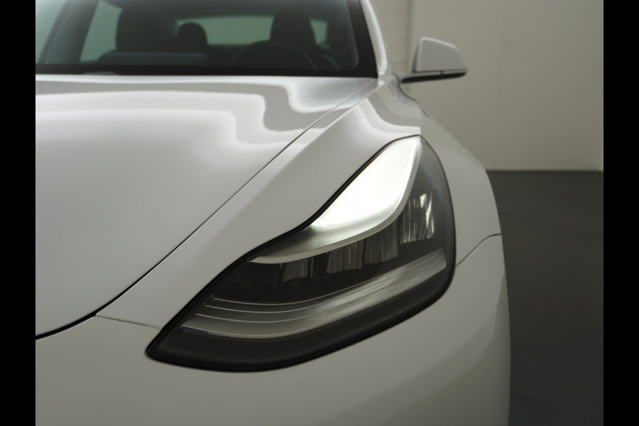 Tesla Model 3 RWD SR+ 60kWh 325PK FSD 3-Computer 18" AutoPilot Leder PanoDak Adaptive-Cruise Lmv Camera's Elektr.-Stuur+Stoelen+Spiegels+Geheu Navi LED Comfortstoelen ACC DAB Voorverwarmen interieur via App Keyless via Telefoonsleutel One-Pedal-Drive Origineel Nederlandse auto tot 11kw laden thuis! 1.584kg licht!