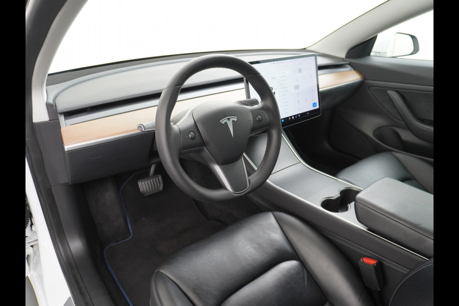 Tesla Model 3 RWD SR+ 60kWh 325PK FSD 3-Computer 18" AutoPilot Leder PanoDak Adaptive-Cruise Lmv Camera's Elektr.-Stuur+Stoelen+Spiegels+Geheu Navi LED Comfortstoelen ACC DAB Voorverwarmen interieur via App Keyless via Telefoonsleutel One-Pedal-Drive Origineel Nederlandse auto tot 11kw laden thuis! 1.584kg licht!