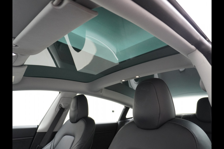 Tesla Model 3 RWD SR+ 60kWh 325PK FSD 3-Computer 18" AutoPilot Leder PanoDak Adaptive-Cruise Lmv Camera's Elektr.-Stuur+Stoelen+Spiegels+Geheu Navi LED Comfortstoelen ACC DAB Voorverwarmen interieur via App Keyless via Telefoonsleutel One-Pedal-Drive Origineel Nederlandse auto tot 11kw laden thuis! 1.584kg licht!
