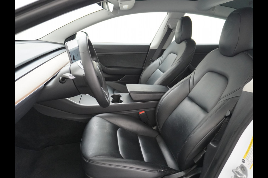 Tesla Model 3 RWD SR+ 60kWh 325PK FSD 3-Computer 18" AutoPilot Leder PanoDak Adaptive-Cruise Lmv Camera's Elektr.-Stuur+Stoelen+Spiegels+Geheu Navi LED Comfortstoelen ACC DAB Voorverwarmen interieur via App Keyless via Telefoonsleutel One-Pedal-Drive Origineel Nederlandse auto tot 11kw laden thuis! 1.584kg licht!