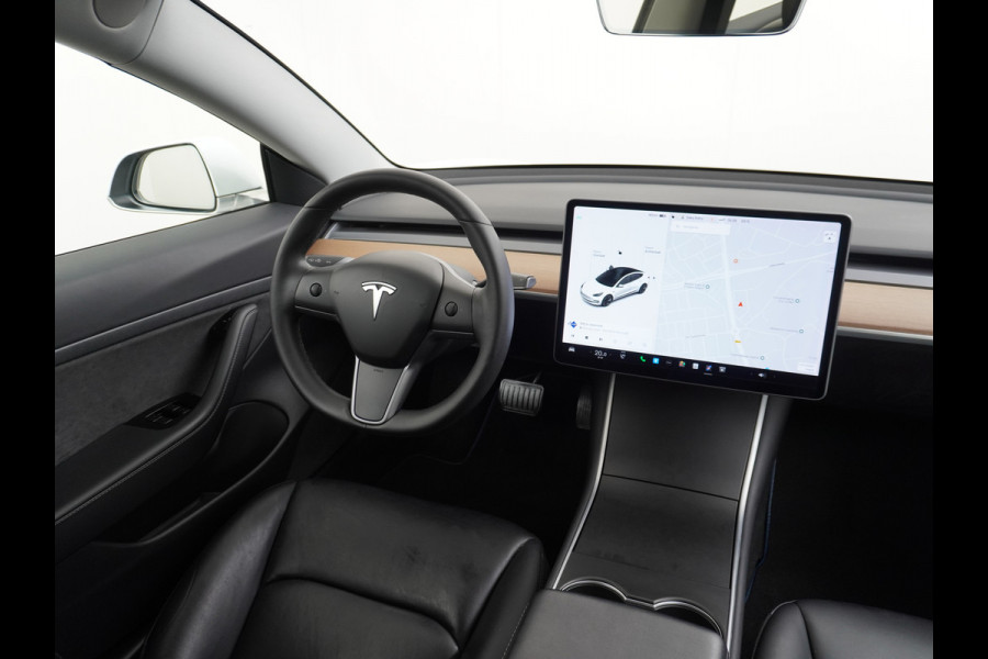Tesla Model 3 RWD SR+ 60kWh 325PK FSD 3-Computer 18" AutoPilot Leder PanoDak Adaptive-Cruise Lmv Camera's Elektr.-Stuur+Stoelen+Spiegels+Geheu Navi LED Comfortstoelen ACC DAB Voorverwarmen interieur via App Keyless via Telefoonsleutel One-Pedal-Drive Origineel Nederlandse auto tot 11kw laden thuis! 1.584kg licht!
