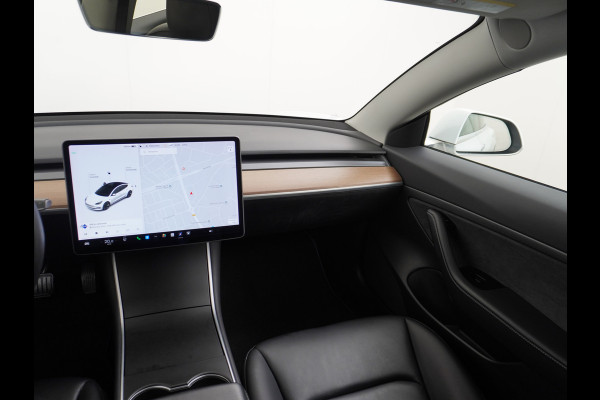 Tesla Model 3 RWD SR+ 60kWh 325PK FSD 3-Computer 18" AutoPilot Leder PanoDak Adaptive-Cruise Lmv Camera's Elektr.-Stuur+Stoelen+Spiegels+Geheu Navi LED Comfortstoelen ACC DAB Voorverwarmen interieur via App Keyless via Telefoonsleutel One-Pedal-Drive Origineel Nederlandse auto tot 11kw laden thuis! 1.584kg licht!