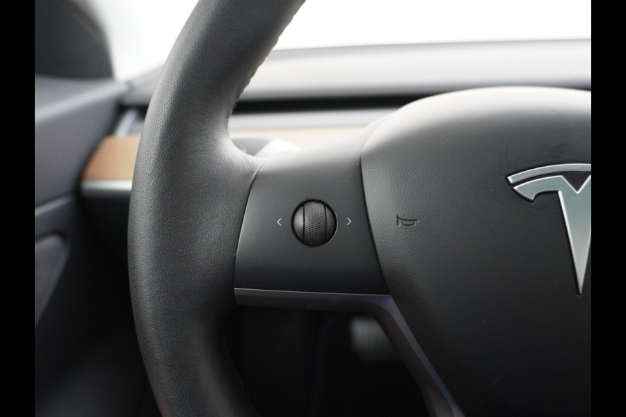 Tesla Model 3 RWD SR+ 60kWh 325PK FSD 3-Computer 18" AutoPilot Leder PanoDak Adaptive-Cruise Lmv Camera's Elektr.-Stuur+Stoelen+Spiegels+Geheu Navi LED Comfortstoelen ACC DAB Voorverwarmen interieur via App Keyless via Telefoonsleutel One-Pedal-Drive Origineel Nederlandse auto tot 11kw laden thuis! 1.584kg licht!