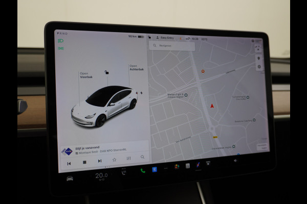 Tesla Model 3 RWD SR+ 60kWh 325PK FSD 3-Computer 18" AutoPilot Leder PanoDak Adaptive-Cruise Lmv Camera's Elektr.-Stuur+Stoelen+Spiegels+Geheu Navi LED Comfortstoelen ACC DAB Voorverwarmen interieur via App Keyless via Telefoonsleutel One-Pedal-Drive Origineel Nederlandse auto tot 11kw laden thuis! 1.584kg licht!