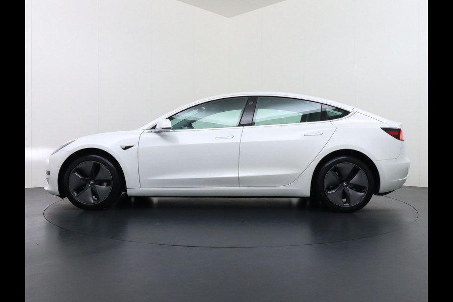 Tesla Model 3 RWD SR+ 60kWh 325PK FSD 3-Computer 18" AutoPilot Leder PanoDak Adaptive-Cruise Lmv Camera's Elektr.-Stuur+Stoelen+Spiegels+Geheu Navi LED Comfortstoelen ACC DAB Voorverwarmen interieur via App Keyless via Telefoonsleutel One-Pedal-Drive Origineel Nederlandse auto tot 11kw laden thuis! 1.584kg licht!