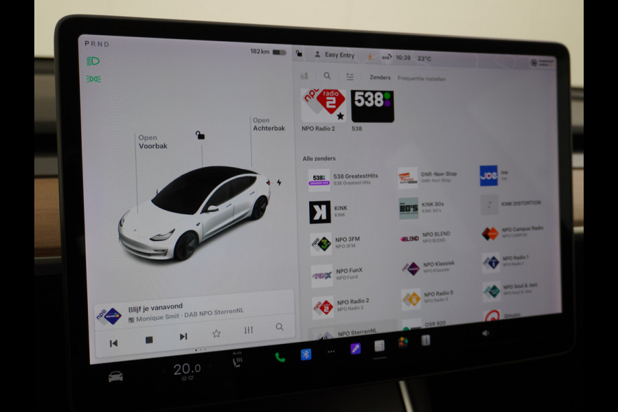 Tesla Model 3 RWD SR+ 60kWh 325PK FSD 3-Computer 18" AutoPilot Leder PanoDak Adaptive-Cruise Lmv Camera's Elektr.-Stuur+Stoelen+Spiegels+Geheu Navi LED Comfortstoelen ACC DAB Voorverwarmen interieur via App Keyless via Telefoonsleutel One-Pedal-Drive Origineel Nederlandse auto tot 11kw laden thuis! 1.584kg licht!
