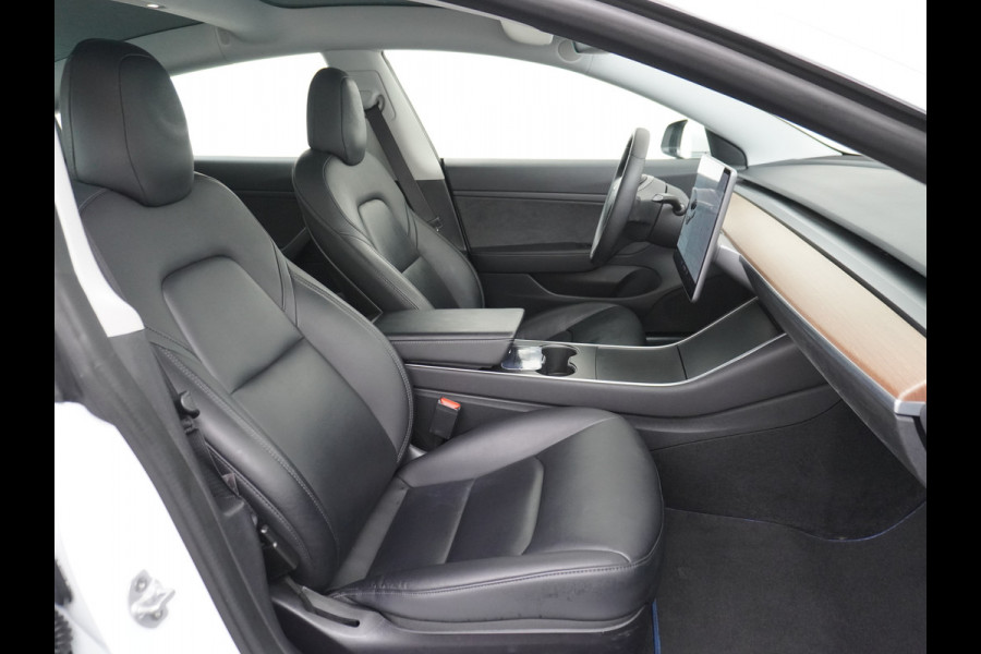 Tesla Model 3 RWD SR+ 60kWh 325PK FSD 3-Computer 18" AutoPilot Leder PanoDak Adaptive-Cruise Lmv Camera's Elektr.-Stuur+Stoelen+Spiegels+Geheu Navi LED Comfortstoelen ACC DAB Voorverwarmen interieur via App Keyless via Telefoonsleutel One-Pedal-Drive Origineel Nederlandse auto tot 11kw laden thuis! 1.584kg licht!