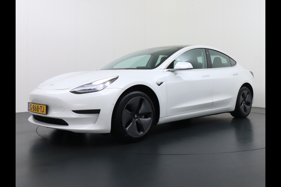 Tesla Model 3 RWD SR+ 60kWh 325PK FSD 3-Computer 18" AutoPilot Leder PanoDak Adaptive-Cruise Lmv Camera's Elektr.-Stuur+Stoelen+Spiegels+Geheu Navi LED Comfortstoelen ACC DAB Voorverwarmen interieur via App Keyless via Telefoonsleutel One-Pedal-Drive Origineel Nederlandse auto tot 11kw laden thuis! 1.584kg licht!
