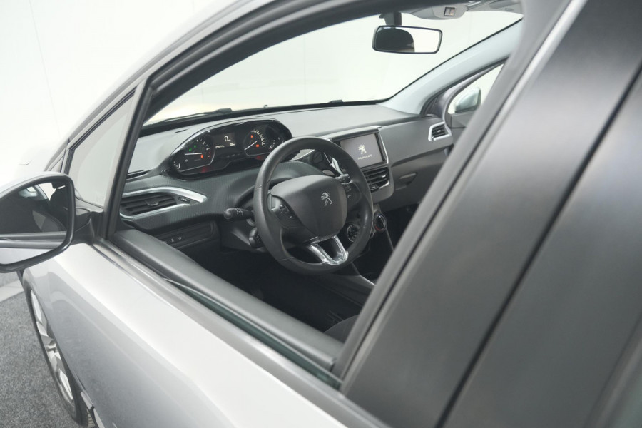 Peugeot 2008 PureTech 82 Blue Lion | Trekhaak | Panoramadak | Navigatie | Parkeersensoren | lage Kilometerstand