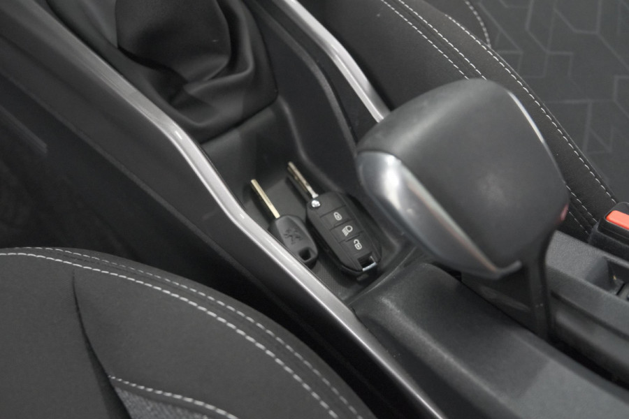Peugeot 2008 PureTech 82 Blue Lion | Trekhaak | Panoramadak | Navigatie | Parkeersensoren | lage Kilometerstand