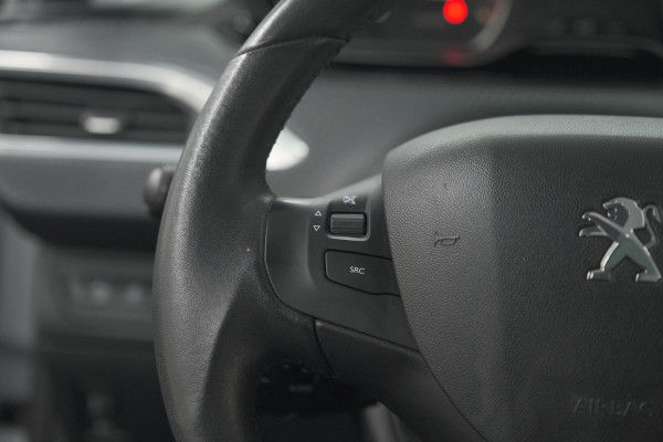 Peugeot 2008 PureTech 82 Blue Lion | Trekhaak | Panoramadak | Navigatie | Parkeersensoren | lage Kilometerstand