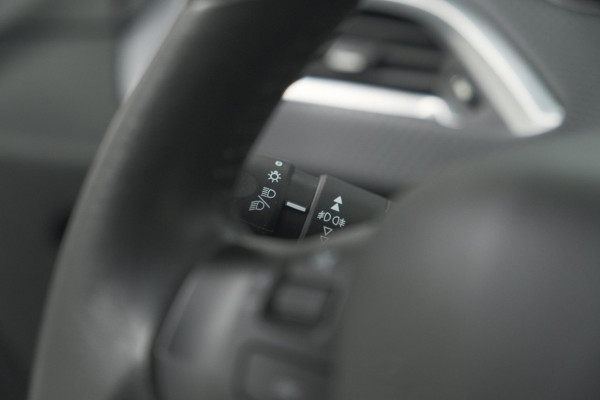 Peugeot 2008 PureTech 82 Blue Lion | Trekhaak | Panoramadak | Navigatie | Parkeersensoren | lage Kilometerstand