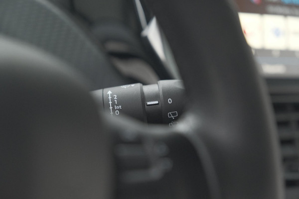 Peugeot 2008 PureTech 82 Blue Lion | Trekhaak | Panoramadak | Navigatie | Parkeersensoren | lage Kilometerstand