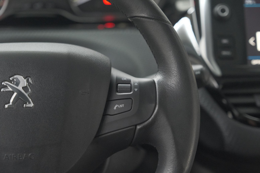 Peugeot 2008 PureTech 82 Blue Lion | Trekhaak | Panoramadak | Navigatie | Parkeersensoren | lage Kilometerstand