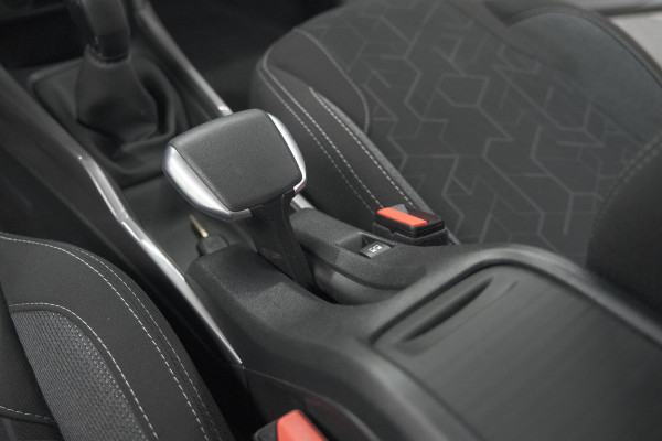 Peugeot 2008 PureTech 82 Blue Lion | Trekhaak | Panoramadak | Navigatie | Parkeersensoren | lage Kilometerstand