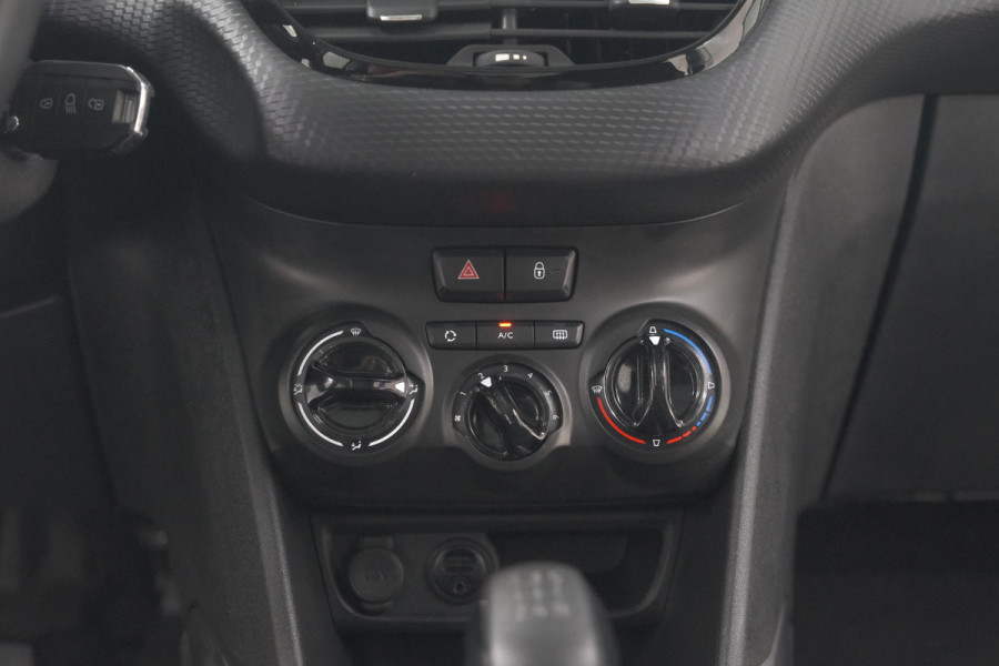Peugeot 2008 PureTech 82 Blue Lion | Trekhaak | Panoramadak | Navigatie | Parkeersensoren | lage Kilometerstand