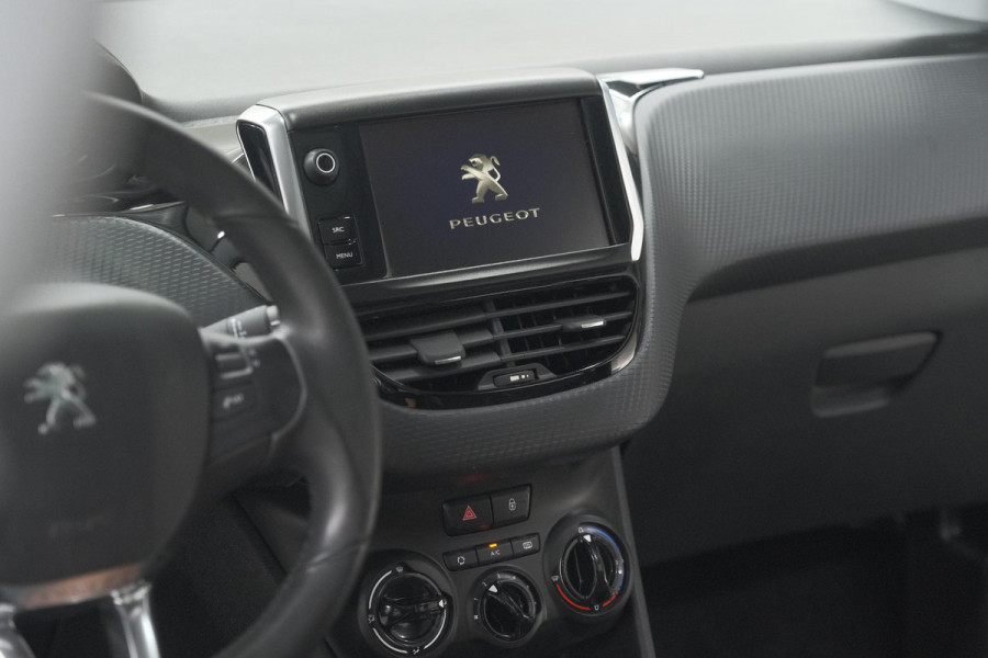 Peugeot 2008 PureTech 82 Blue Lion | Trekhaak | Panoramadak | Navigatie | Parkeersensoren | lage Kilometerstand