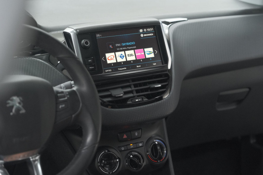 Peugeot 2008 PureTech 82 Blue Lion | Trekhaak | Panoramadak | Navigatie | Parkeersensoren | lage Kilometerstand