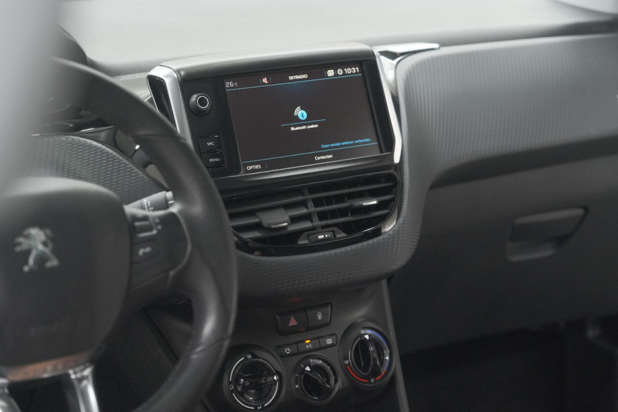 Peugeot 2008 PureTech 82 Blue Lion | Trekhaak | Panoramadak | Navigatie | Parkeersensoren | lage Kilometerstand