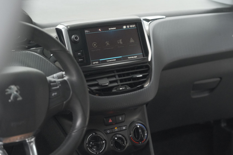 Peugeot 2008 PureTech 82 Blue Lion | Trekhaak | Panoramadak | Navigatie | Parkeersensoren | lage Kilometerstand