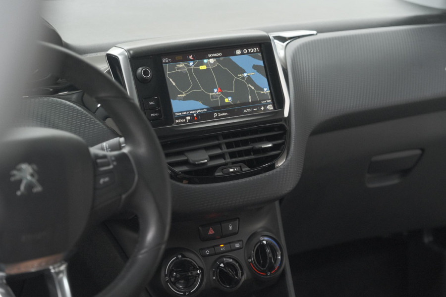 Peugeot 2008 PureTech 82 Blue Lion | Trekhaak | Panoramadak | Navigatie | Parkeersensoren | lage Kilometerstand