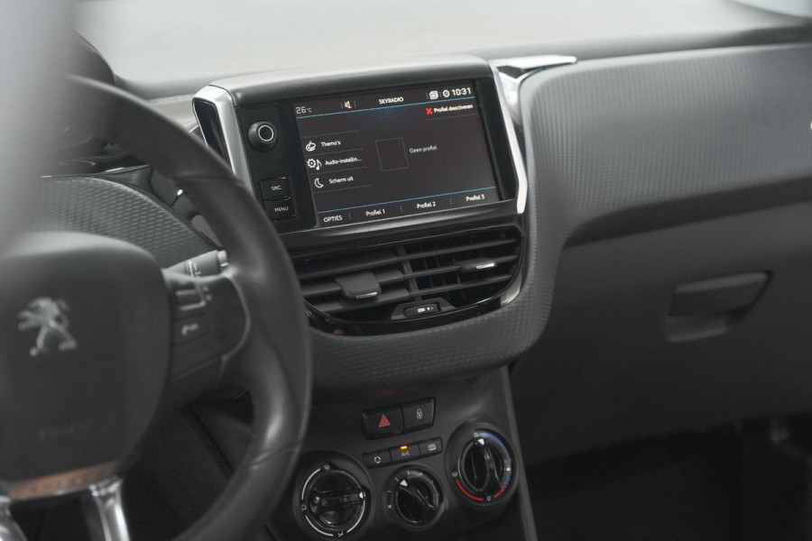 Peugeot 2008 PureTech 82 Blue Lion | Trekhaak | Panoramadak | Navigatie | Parkeersensoren | lage Kilometerstand