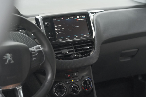 Peugeot 2008 PureTech 82 Blue Lion | Trekhaak | Panoramadak | Navigatie | Parkeersensoren | lage Kilometerstand