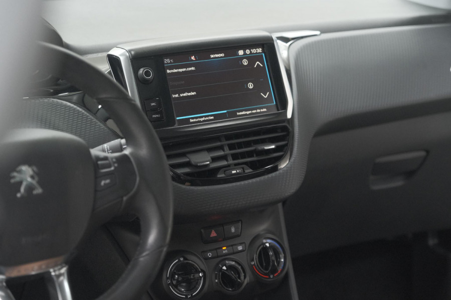 Peugeot 2008 PureTech 82 Blue Lion | Trekhaak | Panoramadak | Navigatie | Parkeersensoren | lage Kilometerstand