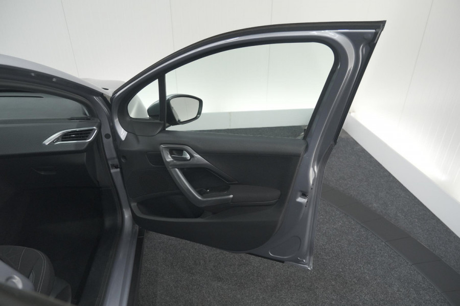 Peugeot 2008 PureTech 82 Blue Lion | Trekhaak | Panoramadak | Navigatie | Parkeersensoren | lage Kilometerstand