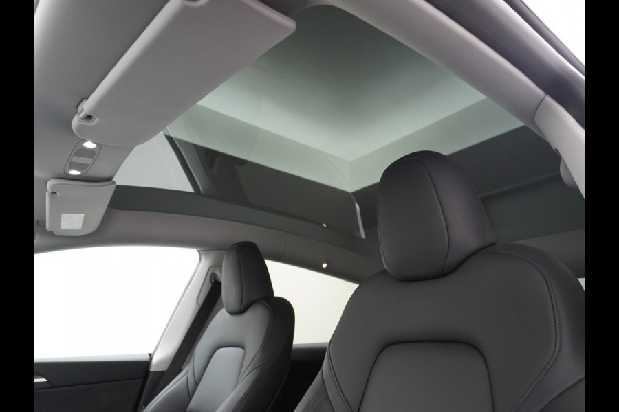Tesla Model Y Performance 534pk 0-100 3,8 sec. AWD 78,1kWh Warmte-pomp 21"-lm FSD-Comp.3 AutoPilot Carbon-Spoiler Elekr.Achterklep AMD-Ryzen-i 3xCamera Navi LED ACC DAB Voorverwarmen interieur en Keyless via App One-Pedal-Drive Rode Remklauwen Garantie op Accu 13-04-2031 maz. 192.000km max. 250Kw laadvermogen !