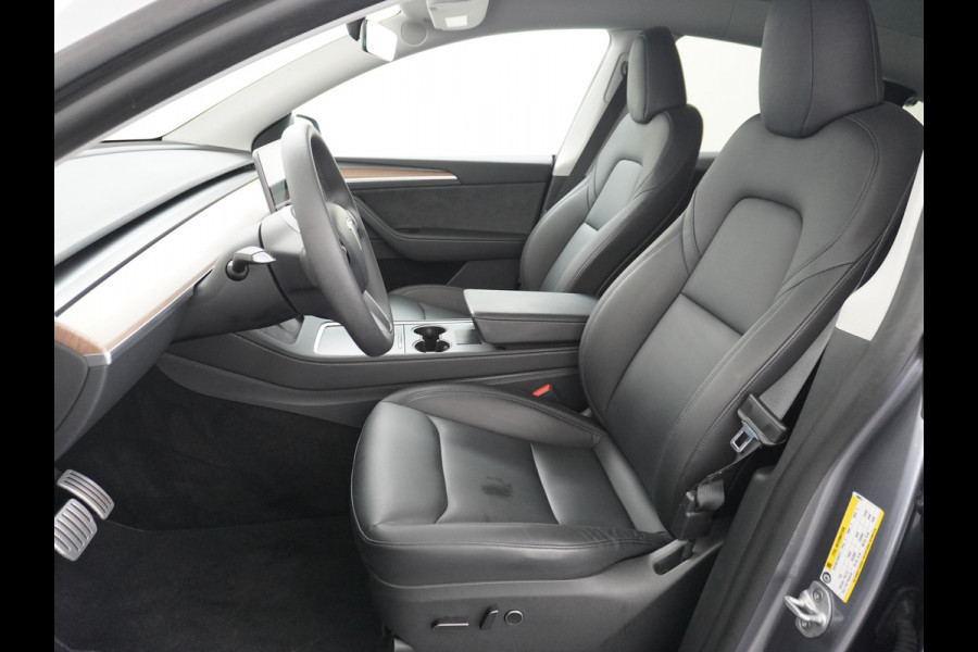 Tesla Model Y Performance 534pk 0-100 3,8 sec. AWD 78,1kWh Warmte-pomp 21"-lm FSD-Comp.3 AutoPilot Carbon-Spoiler Elekr.Achterklep AMD-Ryzen-i 3xCamera Navi LED ACC DAB Voorverwarmen interieur en Keyless via App One-Pedal-Drive Rode Remklauwen Garantie op Accu 13-04-2031 maz. 192.000km max. 250Kw laadvermogen !