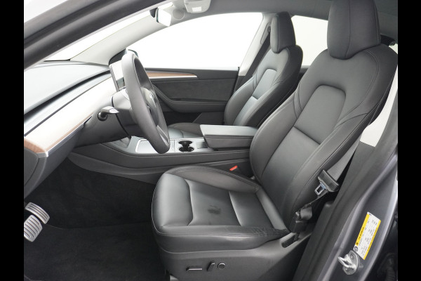 Tesla Model Y Performance 534pk 0-100 3,8 sec. AWD 78,1kWh Warmte-pomp 21"-lm FSD-Comp.3 AutoPilot Carbon-Spoiler Elekr.Achterklep AMD-Ryzen-i 3xCamera Navi LED ACC DAB Voorverwarmen interieur en Keyless via App One-Pedal-Drive Rode Remklauwen Garantie op Accu 13-04-2031 maz. 192.000km max. 250Kw laadvermogen !