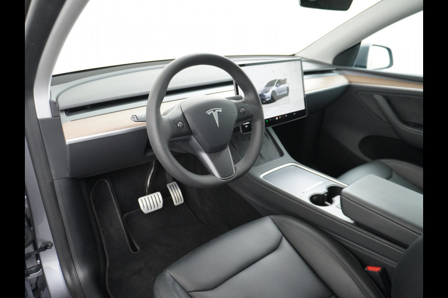 Tesla Model Y Performance 534pk 0-100 3,8 sec. AWD 78,1kWh Warmte-pomp 21"-lm FSD-Comp.3 AutoPilot Carbon-Spoiler Elekr.Achterklep AMD-Ryzen-i 3xCamera Navi LED ACC DAB Voorverwarmen interieur en Keyless via App One-Pedal-Drive Rode Remklauwen Garantie op Accu 13-04-2031 maz. 192.000km max. 250Kw laadvermogen !